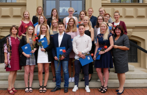 Gruppenbild der Absolventen/innen (Physiotherapie) sowie der Lehrerin der ABK und der Professorin der hs21