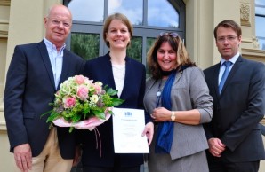 Geschäftsführer Dr. Rolf Jäger, Vizepräsidentin Prof. Dr. med. Barbara Zimmermann und Hochschulpräsident Prof. Dr. rer. pol. Steffen Warmbold gratulieren Prof. Dr. Cordula Braun