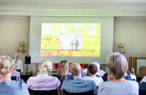 Blick auf das Publikum und den Dozenten