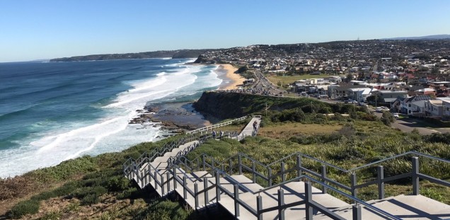 Newcastle Memorial Walk mit Blick auf Merewether Beach 