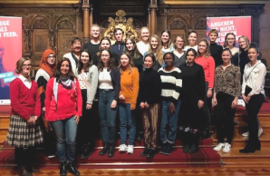 Gruppe von Auszubildende im Rathaus