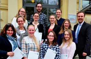 Gruppenbild mit neun Stpendiaten, einer Dozentin und einem Dozenten