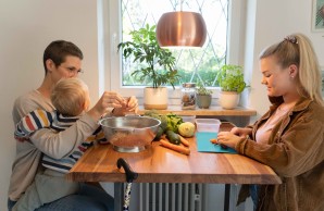 Kochen, Putzen, Waschen: Eine Elternassistenz unterstützt.