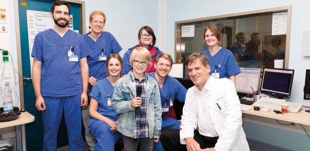 Das Team des Herzkatheterlabors mit Henning und Prof. Blankenberg