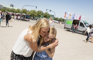 Emily und Helen Cohrs umarmen einander innig