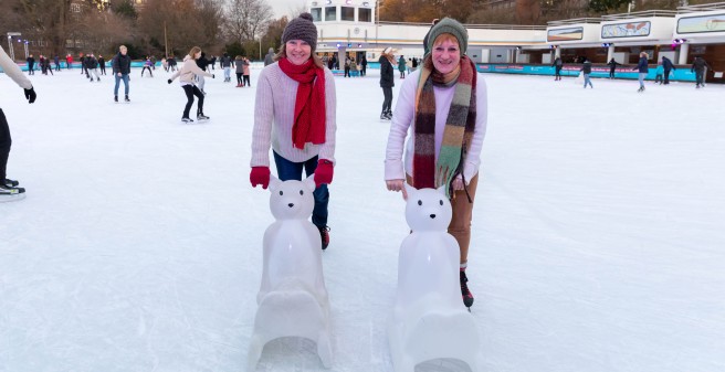 Hilke Holsten-Griffin (links) und Beate Gerber auf der Eisbahn.