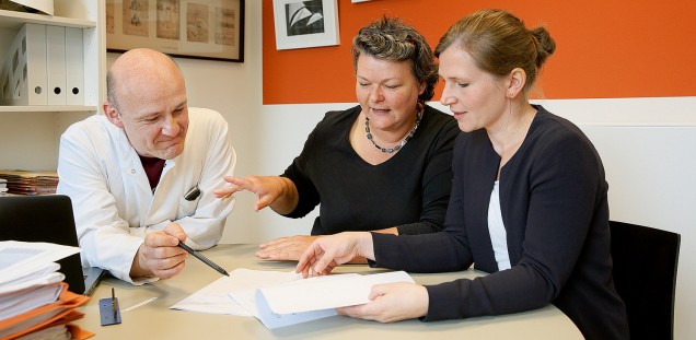 Dr. Benjamin Grolle, Prof. Dr. Silke Wiegand-Grefe und Lydia Morgenstern (r.) besprechen, wie den belasteten Familien bestmöglich geholfen werden kann