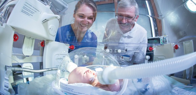 Anne Beckmann und Prof. Singer haben die Versuchsanordnung zur Messung des Sauerstoffverbrauchs fürs Foto mit einer Puppe noch einmal aufgebaut