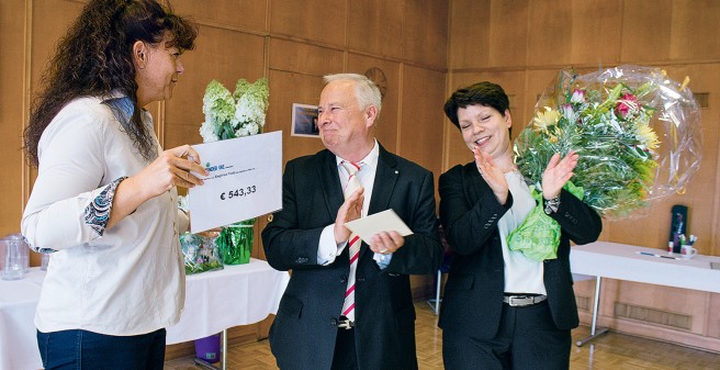 Zum Abschied bekam Siegfried Pedd von den Kolleginnen und Kollegen Spenden fürs Kinder-UKE überreicht. Ehefrau Kirsten (r.) freute sich mit ihrem Mann