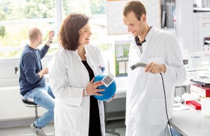 Fast wie im Supermarkt: Auch die Forschung nutzt Barcodes. Das Team um Dr. Kerstin Cornils (l.) verwendet sie für die Entschlüsselung von Leukämien