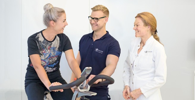  Bewegung und gesunde Ernährung beugen Krebs vor und bessern die Prognose für Krebspatienten. Wie groß die Effekte sind, will Prof. Dr. Barbara Schmalfeldt (r.) jetzt ermitteln