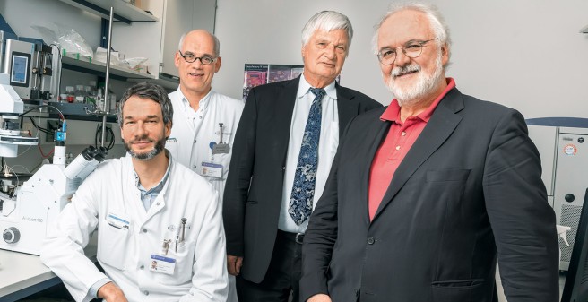 Prof. Göke (r.) und Prof. Koch-Gromus im Labor des ZMNH zusammen mit den MS-Forschern Prof. Dr. Manuel Friese (l.) und Prof. Dr. Christoph Heesen. Mehr zum Einfluss von Sport auf Multiple Sklerose