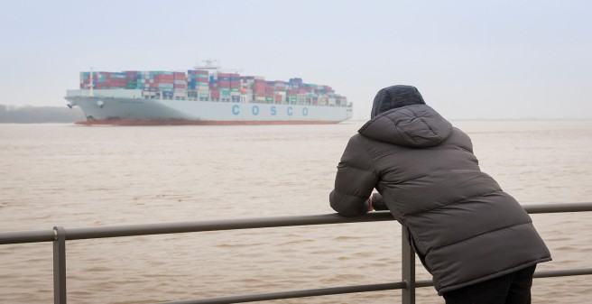 Jugendlicher steht an der Elbe