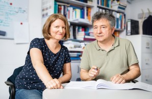 Michaela Dabs und Prof. Dr. Holger Schulz sitzen in ihrer Praxis