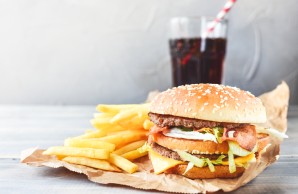 Burger mit Pommes und Cola