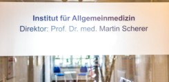 zeigt die Tür des Instituts für Allgemeinmedizin