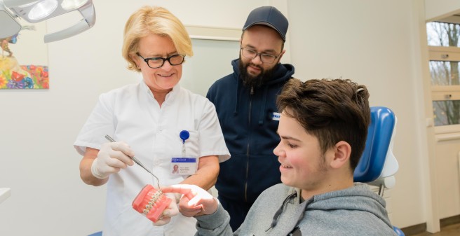 Frau Prof. Dr. Kahl-Nieke, Klinikdirektorin der Kieferorthopädie in einem Beratungsgespräch