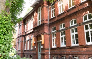 Rotes Backsteingebäude des UCCH 