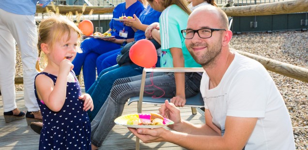 Revolverheld überrascht kleine Patienten auf Kinderherzstation