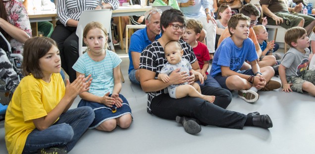 Revolverheld überrascht kleine Patienten auf Kinderherzstation